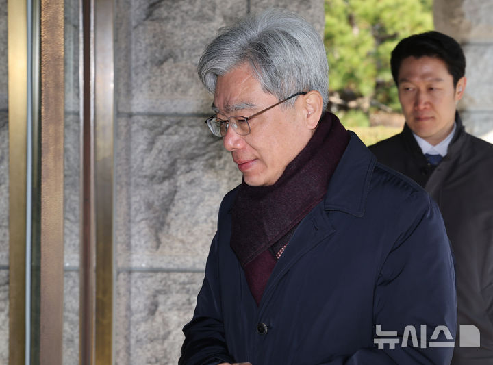 [서울=뉴시스] 배훈식 기자 = 김상환 헌법재판소장이 4일 오전 서울 종로구 헌재에 등청하고 있다. 김 소장은 지난 3일 재판소원을 허용하는 헌재법 개정안 국회 의결에 따라 후속 절차와 준비를 위해 헌법재판관 회의를 열고 추가 예산·인력 확충 등 조치 사항을 논의한 것으로 알려졌다. 2026.03.04. dahora83@newsis.com