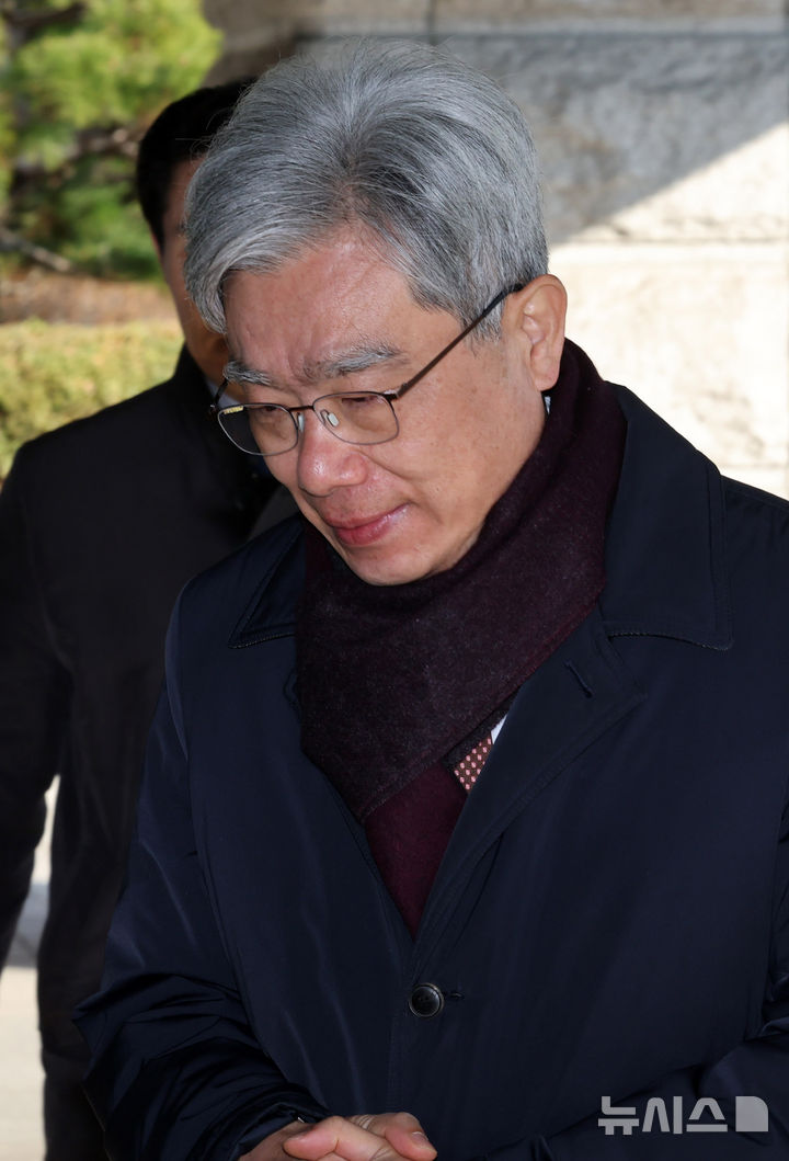 [서울=뉴시스] 배훈식 기자 = 김상환 헌법재판소장이 4일 오전 서울 종로구 헌재에 등청하고 있다. 김 소장은 지난 3일 재판소원을 허용하는 헌재법 개정안 국회 의결에 따라 후속 절차와 준비를 위해 헌법재판관 회의를 열고 추가 예산·인력 확충 등 조치 사항을 논의한 것으로 알려졌다. 2026.03.04. dahora83@newsis.com