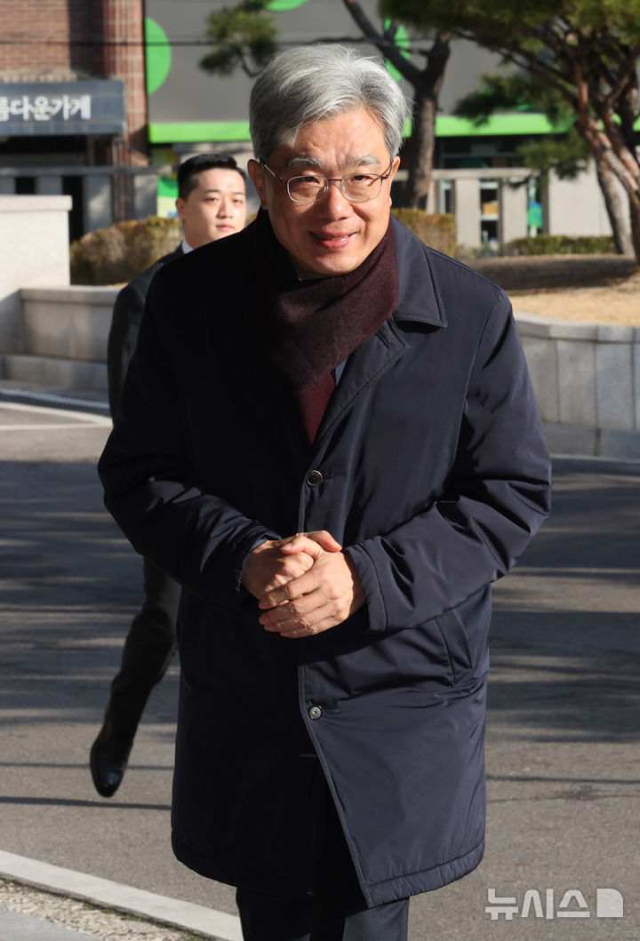 [서울=뉴시스] 배훈식 기자 = 김상환 헌법재판소장이 4일 오전 서울 종로구 헌재에 등청하고 있다. 김 소장은 지난 3일 재판소원을 허용하는 헌재법 개정안 국회 의결에 따라 후속 절차와 준비를 위해 헌법재판관 회의를 열고 추가 예산·인력 확충 등 조치 사항을 논의한 것으로 알려졌다. 2026.03.04. dahora83@newsis.com