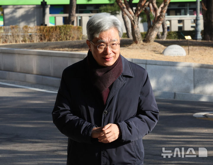 [서울=뉴시스] 배훈식 기자 = 김상환 헌법재판소장이 4일 오전 서울 종로구 헌재에 등청하고 있다. 김 소장은 지난 3일 재판소원을 허용하는 헌재법 개정안 국회 의결에 따라 후속 절차와 준비를 위해 헌법재판관 회의를 열고 추가 예산·인력 확충 등 조치 사항을 논의한 것으로 알려졌다. 2026.03.04. dahora83@newsis.com