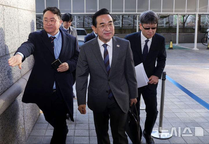 [서울=뉴시스] 홍효식 기자 = 박홍근 기획예산처 장관 후보자가 지난 4일 오전 서울 중구 예금보험공사에 마련된 인사청문회 준비 사무실로 출근하고 있다. 2026.03.04. yesphoto@newsis.com