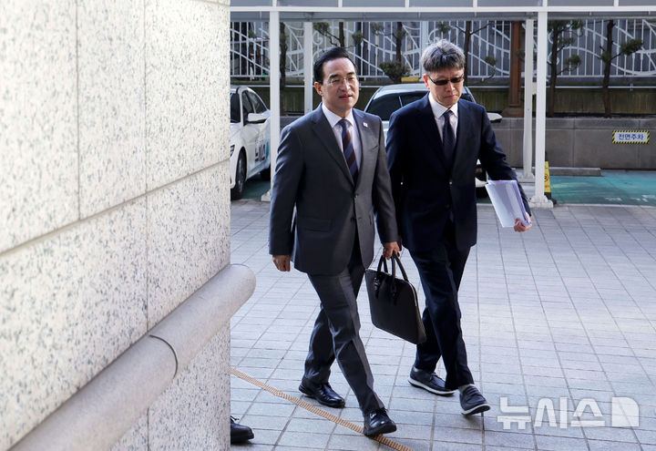 [서울=뉴시스] 홍효식 기자 = 박홍근 기획예산처 장관 후보자가 4일 오전 서울 중구 예금보험공사에 마련된 인사청문회 준비 사무실로 출근하고 있다. 2026.03.04. yesphoto@newsis.com