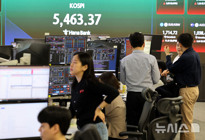 [서울=뉴시스] 박주성 기자 = 4일 오전 서울 중구 하나은행 딜링룸에서 딜러들이 업무를 하고 있다.코스피는 전 거래일(5791.91)보다 199.32포인트(3.44%) 하락한 5592.59에 개장했다. 2026.03.04. park7691@newsis.com