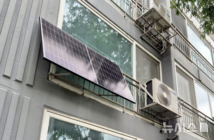 [광주=뉴시스] 광주 공동주택 미니 태양광 시설. (사진=광주시청 제공). photo@newsis.com *재판매 및 DB 금지