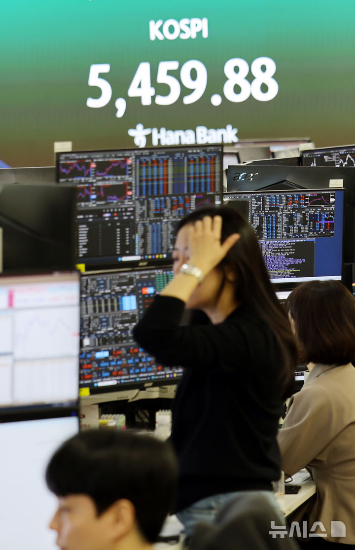 [서울=뉴시스] 박주성 기자 = 4일 오전 서울 중구 하나은행 딜링룸에서 딜러들이 업무를 하고 있다.코스피는 전 거래일(5791.91)보다 199.32포인트(3.44%) 하락한 5592.59에 개장했으나 이날 오전 9시 6분 코스피 시장에선 매도 사이드카가 발동했다. 지난 3일 이어 이틀 연속 매도 사이드카가 발동됐다. 한국거래소는 이날 오전 9시 5분 유가증권시장에 매도사이드카가 발동됐다고 공시했다. 매도 사이드카는 프로그램매도를 5분간 정지해 변동성을 완화하는 조치다. 2026.03.04. park7691@newsis.com