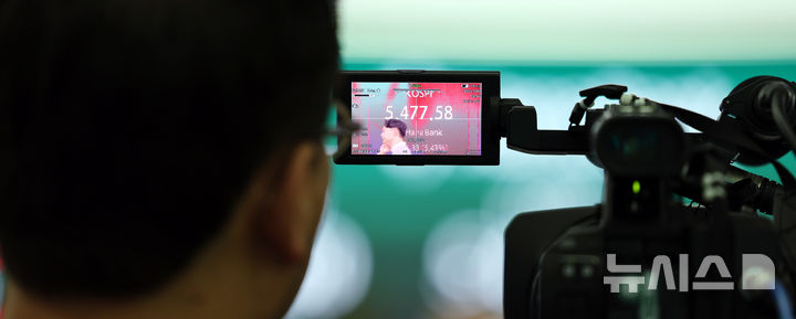 [서울=뉴시스] 박주성 기자 = 지난 4일 오전 서울 중구 하나은행 딜링룸에서 딜러들이 업무를 하고 있다.코스피는 전 거래일(5791.91)보다 199.32포인트(3.44%) 하락한 5592.59에 개장했으나 이날 오전 9시 6분 코스피 시장에선 매도 사이드카가 발동했다. 지난 3일 이어 이틀 연속 매도 사이드카가 발동됐다. 한국거래소는 이날 오전 9시 5분 유가증권시장에 매도사이드카가 발동됐다고 공시했다. 매도 사이드카는 프로그램매도를 5분간 정지해 변동성을 완화하는 조치다. 2026.03.04. park7691@newsis.com