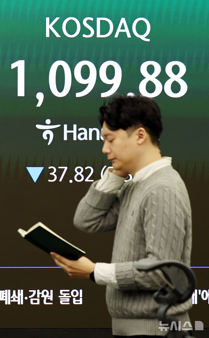 [서울=뉴시스] 박주성 기자 = 4일 오전 서울 중구 하나은행 딜링룸에서 딜러들이 업무를 하고 있다.코스닥 지수는 전 거래일(1137.70)보다 25.62포인트(2.25%) 내린 1112.08에 거래를 시작했다. 2026.03.04. park7691@newsis.com