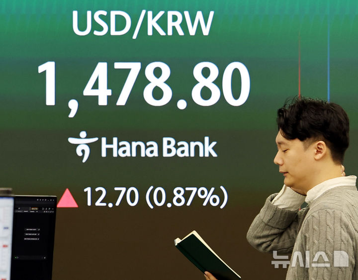 [서울=뉴시스] 박주성 기자 = 4일 오전 서울 중구 하나은행 딜링룸에서 딜러들이 업무를 하고 있다.서울 외환시장에서 원·달러 환율은 전 거래일 주간거래 종가(1466.1원)보다 12.9원 오른 1479.0원에 출발했다. 2026.03.04. park7691@newsis.com