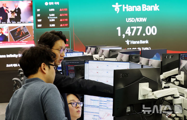 [서울=뉴시스] 박주성 기자 = 4일 오전 서울 중구 하나은행 딜링룸에서 딜러들이 업무를 하고 있다.서울 외환시장에서 원·달러 환율은 전 거래일 주간거래 종가(1466.1원)보다 12.9원 오른 1479.0원에 출발했다. 2026.03.04. park7691@newsis.com