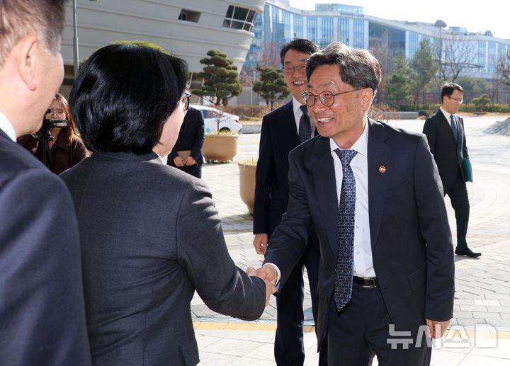 [세종=뉴시스] 강종민 기자 = 정일연 국민권익위원장이 4일 세종시 정부세종청사로 첫 출근하고 있다. 2026.03.04. ppkjm@newsis.com