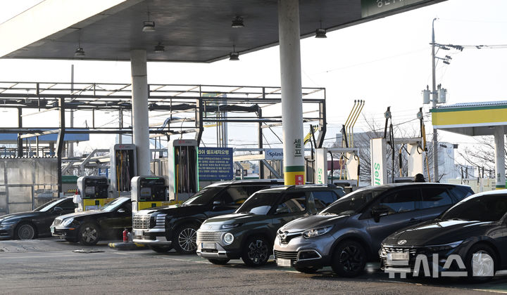 [광주=뉴시스] 이현행 기자 = 국제 유가가 전 세계 원유 물동량 상당 부분을 차지하는 호르무즈 해협 봉쇄의 여파로 급등하고 있는 4일 오전 8시께 광주 서구 치평동 한 주유소가 이른 시간임에도 주유를 하기 위한 시민들로 붐비고 있다. 이날 기준 광주지역 평균 휘발유 값은 1747원, 경유는 1673원이다.&nbsp; 2026.03.04. lhh@newsis.com