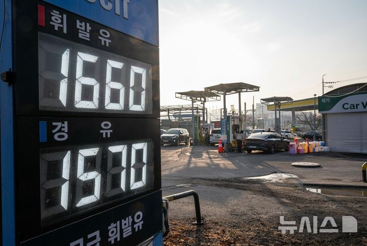 [광주=뉴시스] 이현행 기자 = 국제 유가가 전 세계 원유 물동량 상당 부분을 차지하는 호르무즈 해협 봉쇄의 여파로 급등했던 지난 4일 오전 8시께 광주 서구 치평동 한 주유소가 이른 시간임에도 주유를 하기 위한 시민들로 붐비고 있다. 2026.03.04. lhh@newsis.com