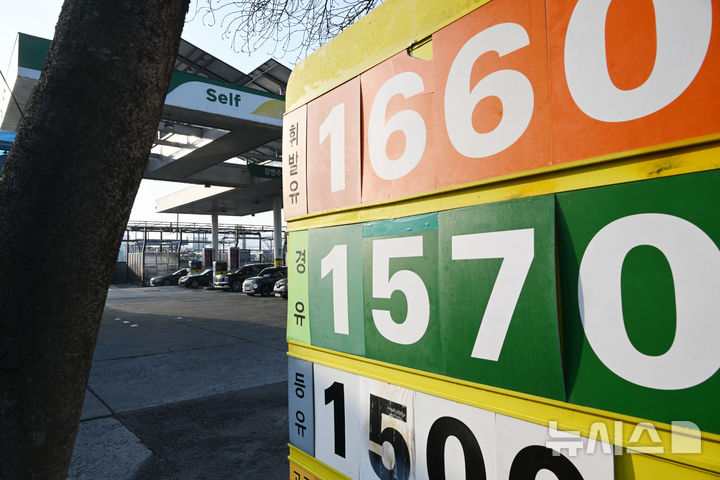 [광주=뉴시스] 이현행 기자 = 국제 유가가 전 세계 원유 물동량 상당 부분을 차지하는 호르무즈 해협 봉쇄의 여파로 급등하고 있는 4일 오전 8시께 광주 서구 치평동 한 주유소에 휘발유와 경유, 등유 값이 명시돼 있다. 이날 기준 광주지역 평균 휘발유 값은 1747원, 경유는 1673원이다. 2026.03.04. lhh@newsis.com