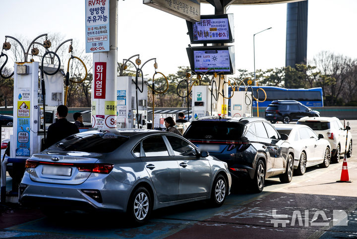 [서울=뉴시스] 정병혁 기자 = 미국과 이란의 무력충돌 속에 이란이 호르무즈 해협을 봉쇄하면서 국제 유가가 급등하고 있는 가운데 4일 서울시내 한 주유소를 찾은 시민들이 주유를 하고 있다 .2026.03.04. jhope@newsis.com