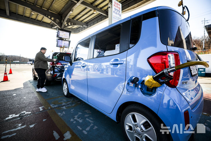 [서울=뉴시스] 정병혁 기자 = 미국과 이란의 무력충돌 속에 이란이 호르무즈 해협을 봉쇄하면서 국제 유가가 급등하고 있는 가운데 4일 서울시내 한 주유소를 찾은 시민들이 주유를 하고 있다 .2026.03.04. jhope@newsis.com