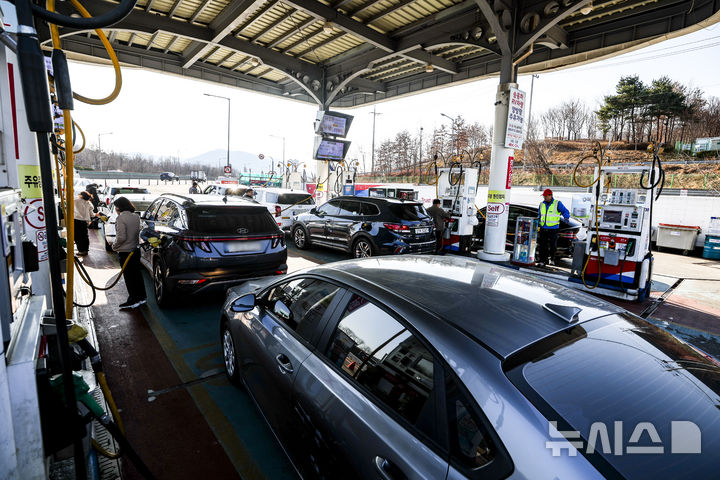 [서울=뉴시스] 정병혁 기자 = 미국과 이란의 무력충돌 속에 이란이 호르무즈 해협을 봉쇄하면서 국제 유가가 급등하고 있는 가운데 4일 서울시내 한 주유소를 찾은 시민들이 주유를 하고 있다 .2026.03.04. jhope@newsis.com
