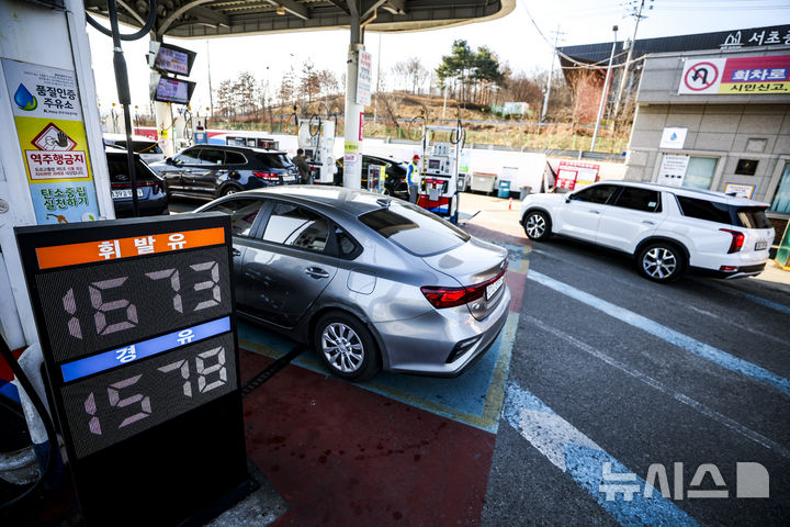 [서울=뉴시스] 정병혁 기자 = 미국과 이란의 무력충돌 속에 이란이 호르무즈 해협을 봉쇄하면서 국제 유가가 급등하고 있는 가운데 4일 서울시내 한 주유소를 찾은 시민들이 주유를 하고 있다 .2026.03.04. jhope@newsis.com