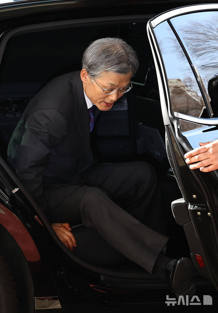 [서울=뉴시스] 최진석 기자 = 조희대 대법원장이 4일 오전 서울 서초구 대법원으로 출근하고 있다. 2026.03.04. myjs@newsis.com