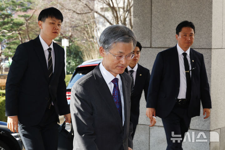 [서울=뉴시스] 최진석 기자 = 조희대 대법원장이 4일 오전 서울 서초구 대법원으로 출근하고 있다. 2026.03.04. myjs@newsis.com