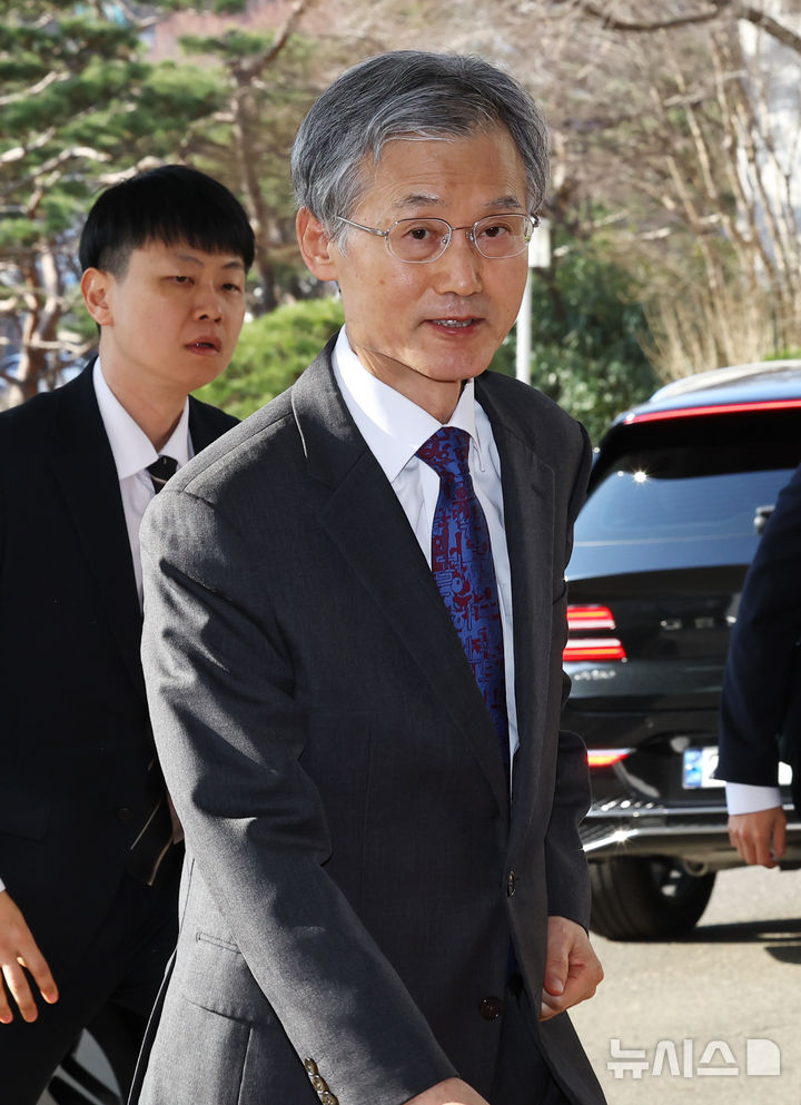 [서울=뉴시스] 최진석 기자 = 조희대 대법원장이 4일 오전 서울 서초구 대법원으로 출근하고 있다. 2026.03.04. myjs@newsis.com