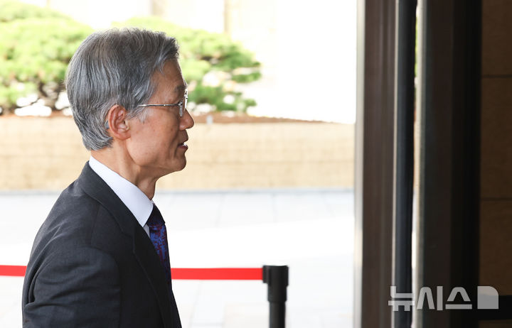 [서울=뉴시스] 최진석 기자 = 조희대 대법원장이 4일 오전 서울 서초구 대법원으로 출근하고 있다. 2026.03.04. myjs@newsis.com