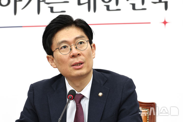 [서울=뉴시스] 김금보 기자 = 조정훈 국민의힘 인재영입위원회 위원장이 4일 오전 서울 여의도 국회에서 2차 영입인재를 발표하고 있다. 2026.03.04. kgb@newsis.com