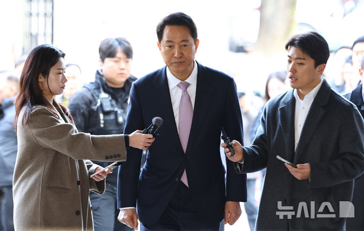 [서울=뉴시스] 최진석 기자 = '여론조사비 대납 의혹'을 받고 있는 오세훈 서울시장이 4일 오전 서울시 서초구 서울중앙지방법원에서 열린 정치자금법 위반 혐의 관련 1차 공판에 출석하고 있다. 2026.03.04. myjs@newsis.com