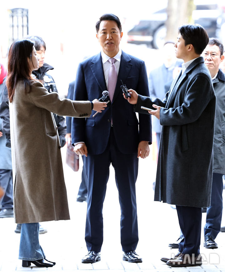[서울=뉴시스] 최진석 기자 = '여론조사비 대납 의혹'을 받고 있는 오세훈 서울시장이 4일 오전 서울시 서초구 서울중앙지방법원에서 열린 정치자금법 위반 혐의 관련 1차 공판에 출석하며 기자들의 질문에 답하고 있다. 2026.03.04. myjs@newsis.com