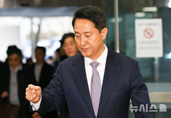 [서울=뉴시스] 최진석 기자 = '여론조사비 대납 의혹'을 받고 있는 오세훈 서울시장이 4일 오전 서울시 서초구 서울중앙지방법원에서 열린 정치자금법 위반 혐의 관련 1차 공판에 출석하고 있다. 2026.03.04. myjs@newsis.com