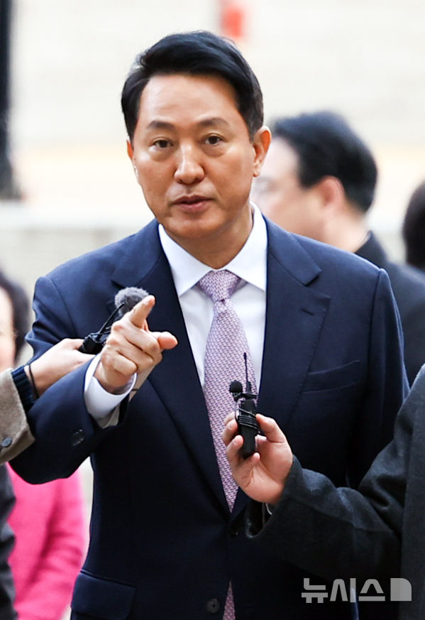 [서울=뉴시스] 최진석 기자 = '여론조사비 대납 의혹'을 받고 있는 오세훈 서울시장이 4일 오전 서울시 서초구 서울중앙지방법원에서 열린 정치자금법 위반 혐의 관련 1차 공판에 출석하고 있다. 2026.03.04. myjs@newsis.com