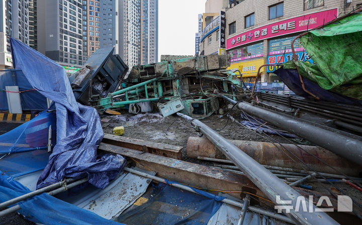 [대구=뉴시스] 이무열 기자 = 4일 오전 9시6분께 대구 수성구 만촌동 만촌네거리에서 공사 중인 천공기가 쓰러졌다.이 사고로 2명이 병원으로 이송되는 등 경상자 3명이 발생했다. 2026.03.04. lmy@newsis.com