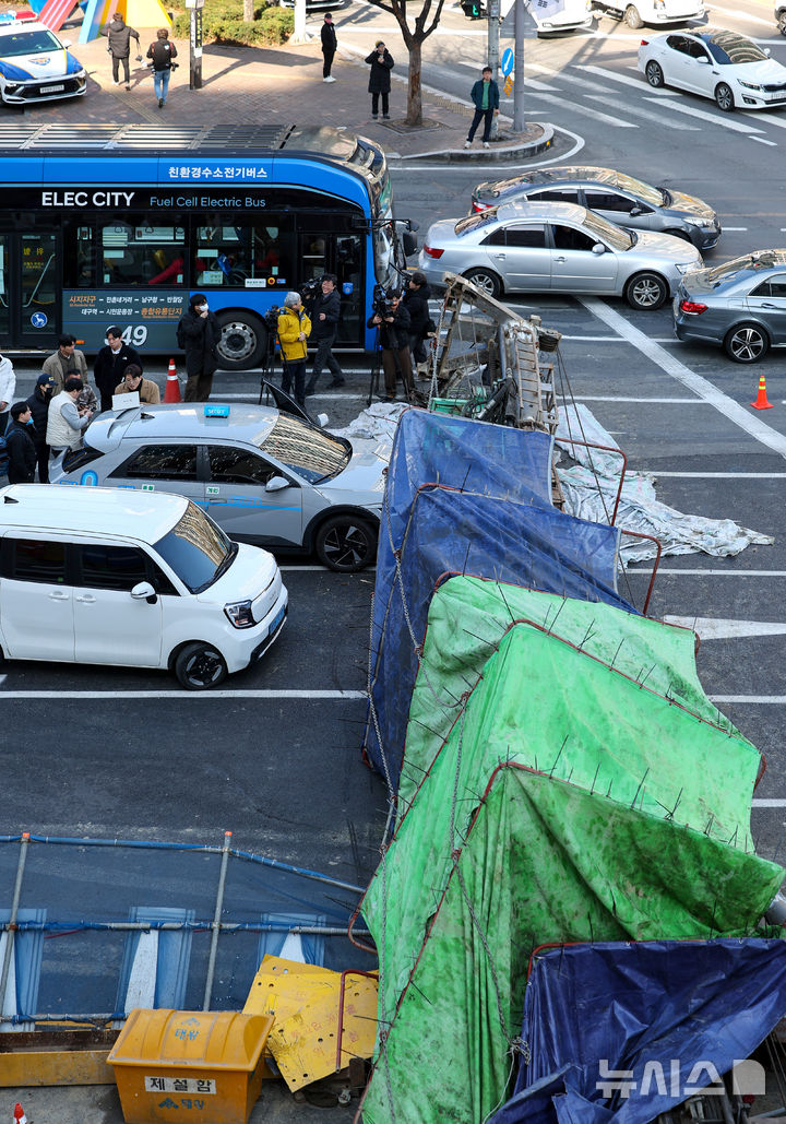 [대구=뉴시스] 이무열 기자 = 4일 오전 9시6분께 대구 수성구 만촌동 만촌네거리에서 공사 중인 천공기가 쓰러졌다.이 사고로 2명이 병원으로 이송되는 등 경상자 3명이 발생했다. 2026.03.04. lmy@newsis.com
