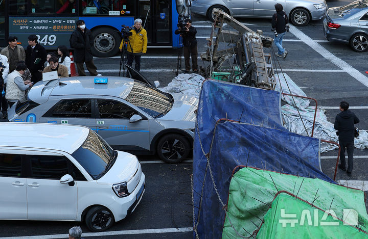 [대구=뉴시스] 이무열 기자 = 4일 오전 9시6분께 대구 수성구 만촌동 만촌네거리에서 공사 중인 천공기가 쓰러졌다.이 사고로 2명이 병원으로 이송되는 등 경상자 3명이 발생했다. 2026.03.04. lmy@newsis.com