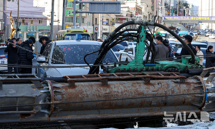 [대구=뉴시스] 이무열 기자 = 4일 오전 9시6분께 대구 수성구 만촌동 만촌네거리에서 공사 중인 천공기가 쓰러졌다.이 사고로 2명이 병원으로 이송되는 등 경상자 3명이 발생했다. 2026.03.04. lmy@newsis.com