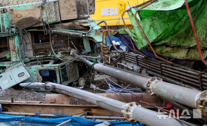 [대구=뉴시스] 이무열 기자 = 4일 오전 9시6분께 대구 수성구 만촌동 만촌네거리에서 공사 중인 천공기가 쓰러졌다.이 사고로 2명이 병원으로 이송되는 등 경상자 3명이 발생했다. 2026.03.04. lmy@newsis.com
