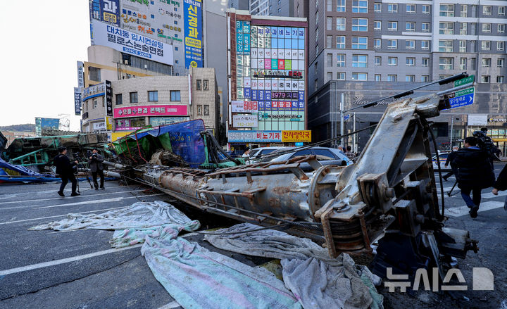 [대구=뉴시스] 이무열 기자 = 4일 오전 9시6분께 대구 수성구 만촌동 만촌네거리에서 공사 중인 천공기가 쓰러졌다.이 사고로 2명이 병원으로 이송되는 등 경상자 3명이 발생했다. 2026.03.04. lmy@newsis.com