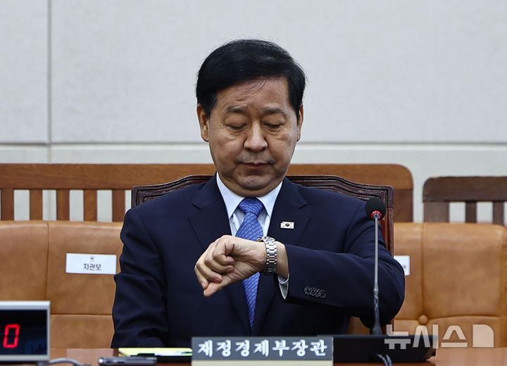 [서울=뉴시스] 김명년 기자 = 구윤철 부총리 겸 재정경제부 장관이 4일 오전 서울 여의도 국회에서 열린 대미투자특별법 처리를 위한 특별위원회 전체회의에서 시간을 확인하고 있다. 2026.03.04. kmn@newsis.com