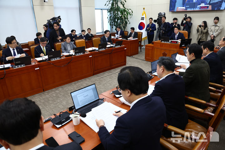 [서울=뉴시스] 김명년 기자 = 4일 오전 서울 여의도 국회에서 대미투자특별법 처리를 위한 특별위원회 전체회의가 열리고 있다. 2026.03.04. kmn@newsis.com