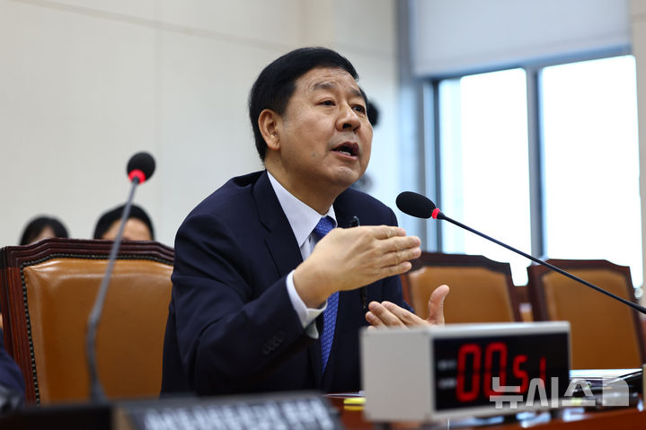 [서울=뉴시스] 김명년 기자 = 구윤철 부총리 겸 재정경제부 장관이 4일 오전 서울 여의도 국회에서 열린 대미투자특별법 처리를 위한 특별위원회 전체회의에서 질의에 답변하고 있다. 2026.03.04. kmn@newsis.com