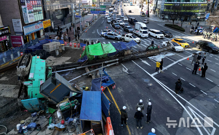 [대구=뉴시스] 이무열 기자 = 4일 오전 9시6분께 대구 수성구 만촌동 만촌네거리에서 공사 중인 천공기가 쓰러졌다. 이 사고로 2명이 병원으로 이송되는 등 경상자 3명이 발생했다. 2026.03.04. lmy@newsis.com