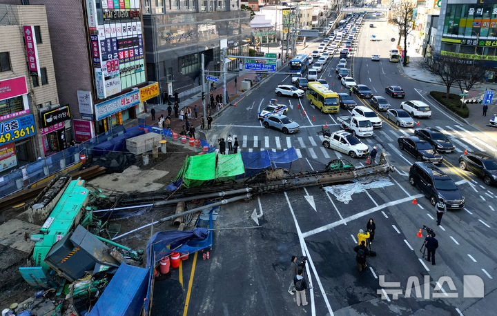 [대구=뉴시스] 이무열 기자 = 4일 오전 9시6분께 대구 수성구 만촌동 만촌네거리에서 공사 중인 천공기가 쓰러졌다. 이 사고로 2명이 병원으로 이송되는 등 경상자 3명이 발생했다. 2026.03.04. lmy@newsis.com