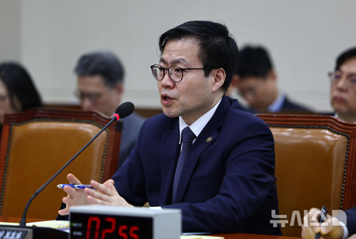 [서울=뉴시스] 김명년 기자 = 여한구 산업통상부 통상교섭본부장이 4일 오전 서울 여의도 국회에서 열린 대미투자특별법 처리를 위한 특별위원회 전체회의에서 질의에 답변하고 있다. 2026.03.04. kmn@newsis.com