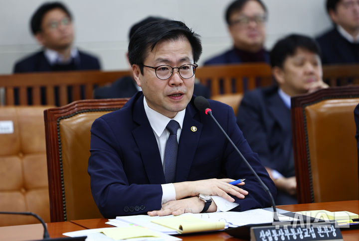 [서울=뉴시스] 김명년 기자 = 여한구 산업통상부 통상교섭본부장이 4일 오전 서울 여의도 국회에서 열린 대미투자특별법 처리를 위한 특별위원회 전체회의에서 질의에 답변하고 있다. 2026.03.04. kmn@newsis.com