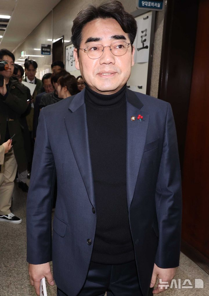 [서울=뉴시스] 조성봉 기자 = 국민의힘 소장파 모임 '대안과 미래' 간사인 이성권 의원이 4일 오전 서울 여의도 국회에서 송언석 원내대표와 당의 노선 관련 면담을 마치고 나오고 있다. 2026.03.04. suncho21@newsis.com