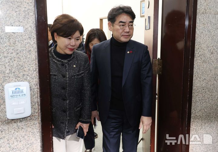 [서울=뉴시스] 조성봉 기자 = 국민의힘 소장파 모임 '대안과 미래' 간사인 이성권 의원과 조은희 의원이 4일 오전 서울 여의도 국회에서 송언석 원내대표와 당의 노선 관련 면담을 마치고 나오고 있다. 2026.03.04. suncho21@newsis.com