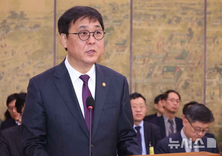 [서울=뉴시스] 조성봉 기자 = 최휘영 문화체육관광부 장관이 4일 오전 서울 여의도 국회에서 열린 문화체육관광위원회 전체회의에서 업무보고를 하고 있다. 2026.03.04. suncho21@newsis.com