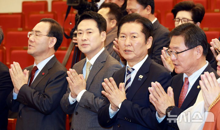 [서울=뉴시스] 고승민 기자 = 정청래 더불어민주당 대표와 장동혁 국민의힘 대표가 4일 서울 여의도 국회 도서관에서 열린 2026 국회정각회 신춘법회에 참석해 자리하고 있다. (공동취재) 2026.03.04. photo@newsis.com