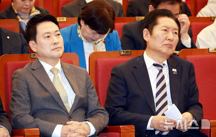 [서울=뉴시스] 고승민 기자 = 정청래 더불어민주당 대표와 장동혁 국민의힘 대표가 4일 서울 여의도 국회 도서관에서 열린 2026 국회정각회 신춘법회에 참석해 자리하고 있다. (공동취재) 2026.03.04. photo@newsis.com