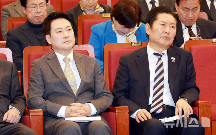 [서울=뉴시스] 고승민 기자 = 정청래 더불어민주당 대표와 장동혁 국민의힘 대표가 4일 서울 여의도 국회 도서관에서 열린 2026 국회정각회 신춘법회에 참석해 자리하고 있다. (공동취재) 2026.03.04. photo@newsis.com