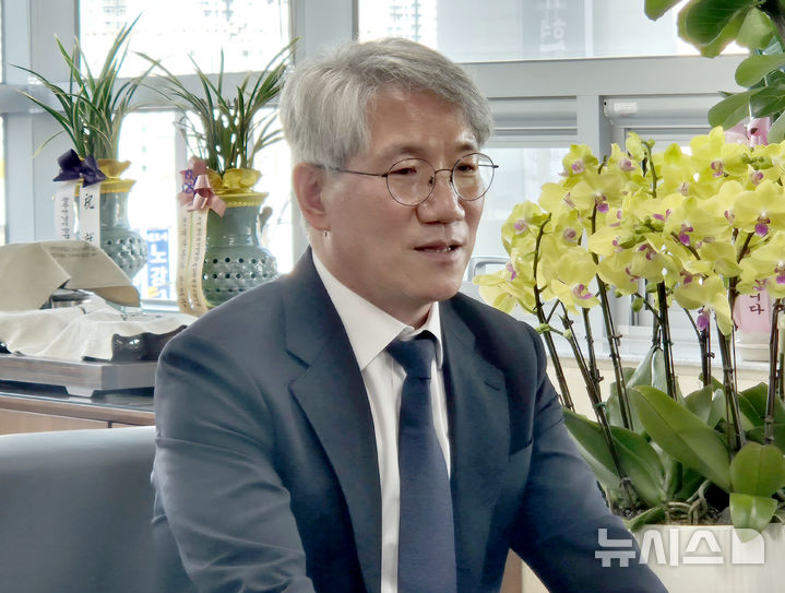 [광주=뉴시스] 변재훈 기자 = 김성주 초대 광주회생법원장이 4일 광주 동구 회생법원장실에서 취임 기념 기자간담회에서 인사말을 하고 있다. 2026.03.04. wisdom21@newsis.com